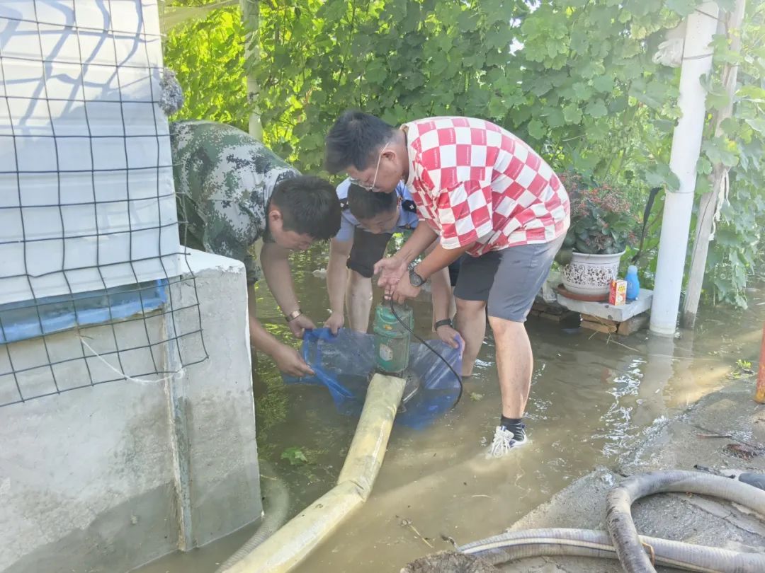 脸盆舀积水，双手裹泥浆！兵团民警成功处置渠水倒灌险情 